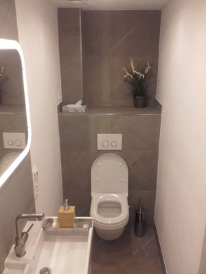 Toilette mit Fußbodenheizung